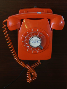 老式式红色拨盘电话机