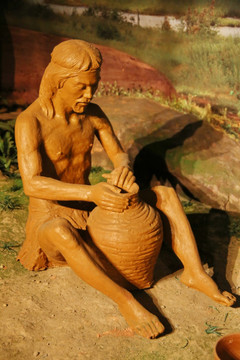 新石器时代原始人制陶雕像