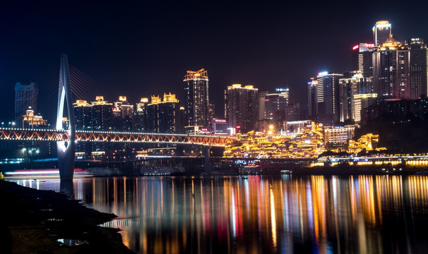 重庆洪崖洞和千厮门大桥的夜景
