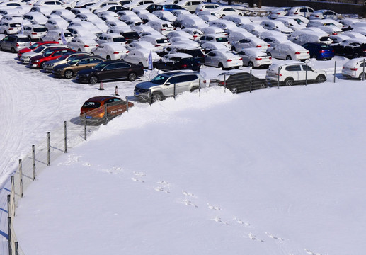 雪后停车场