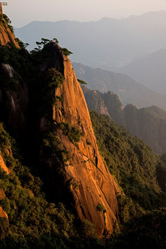 阳光照耀的山峰