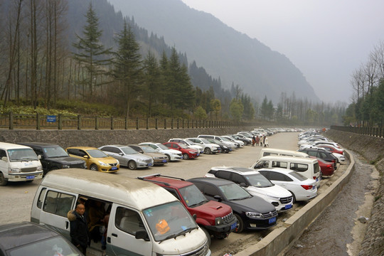 风景区停车场 自驾游小车