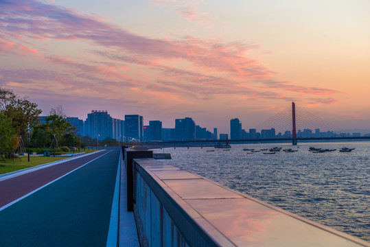 杭州滨江区夕阳剪影 钱塘江