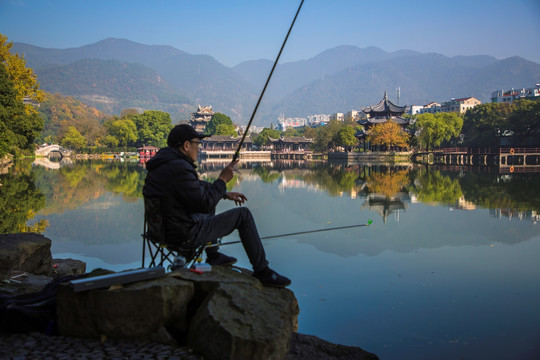 东湖垂钓