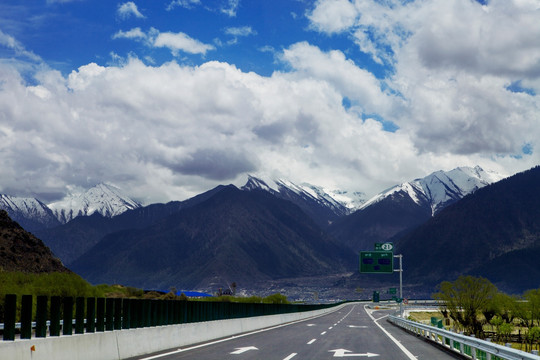 雪山下的公路