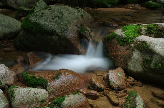 溪水