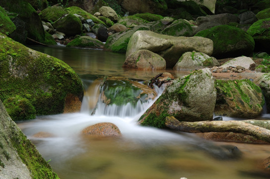 溪水