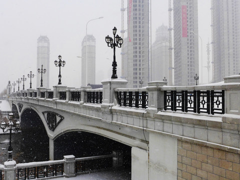 雪天桥上