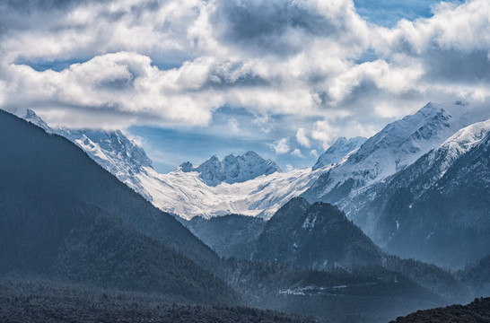 雪山与白云