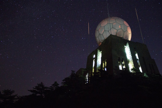 黄山光明顶天文台夜空