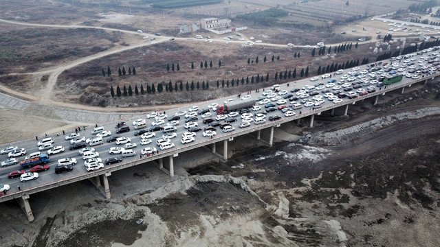 环山公路风光高清堵车