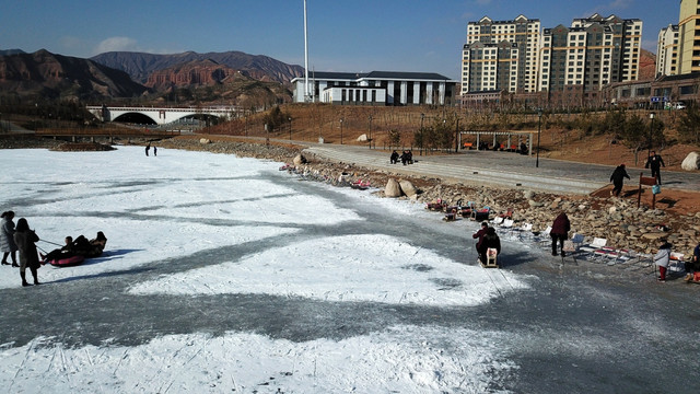 航拍青海省海东市乐都区城市风光