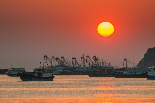 夕阳中的渔港 海港日落 晚霞