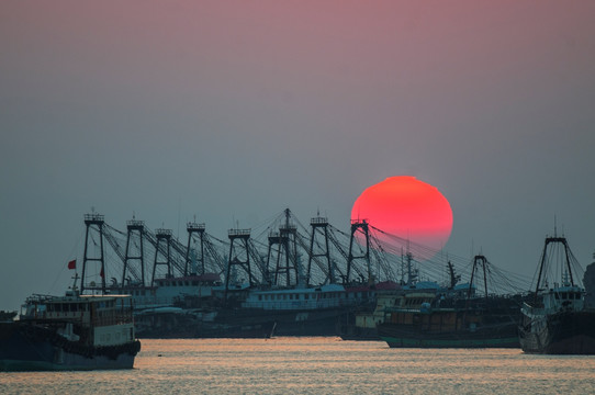 夕阳中的渔港 海港日落 晚霞