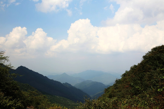 蓝天白云大山