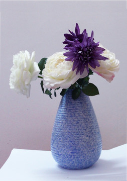 蓝色花瓶与花 配图