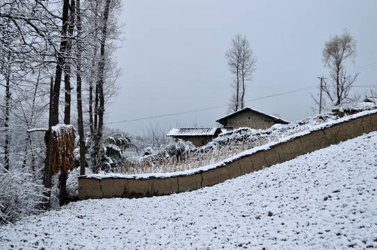 大凉山彝乡雪景