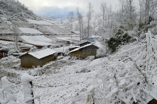 大凉山彝族村落雪景