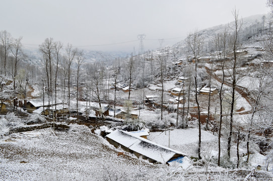 大凉山 彝族 村落 雪景