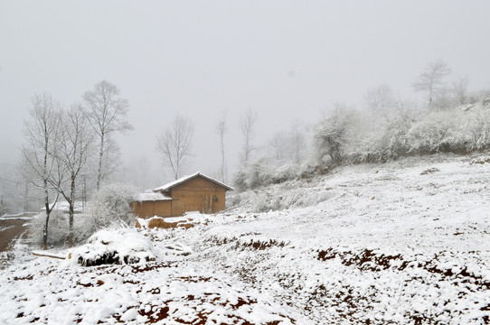 大凉山彝族村庄雪景