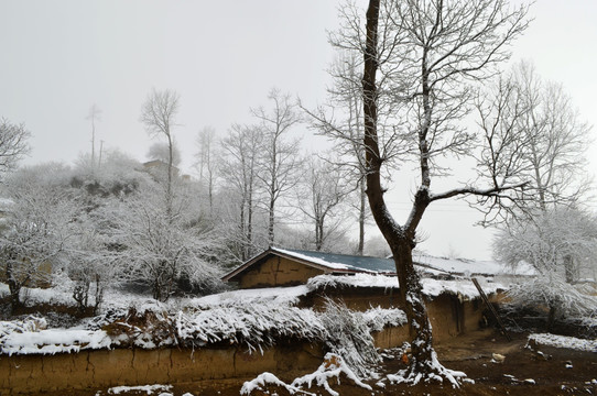 大凉山彝族村庄雪景