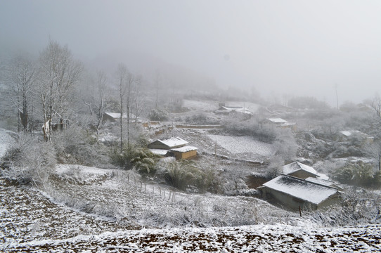 大凉山彝族村庄雪景