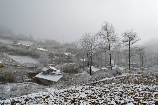 大凉山彝族村庄雪景