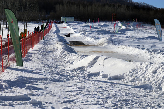 滑雪场 玩雪圈 雪