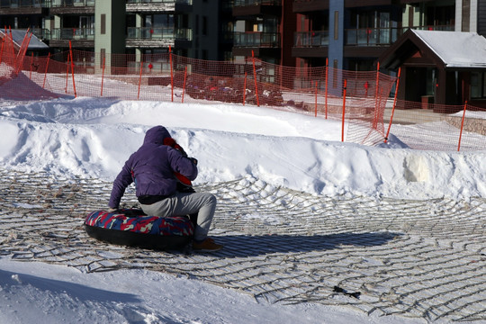 滑雪场 玩雪圈