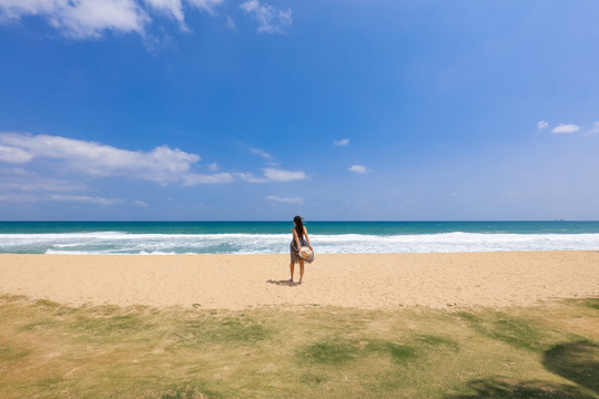 沙滩上面朝大海的女人背影