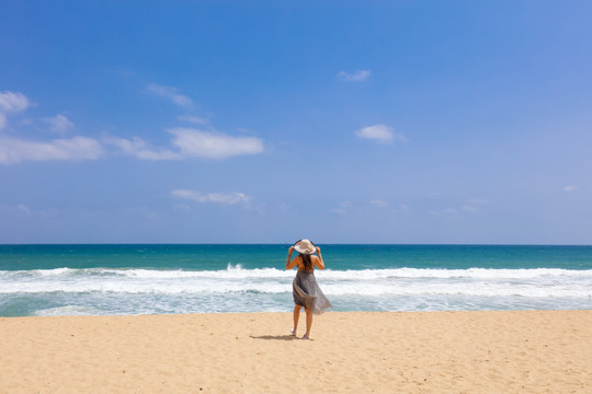 海边沙滩上看海的女人背影