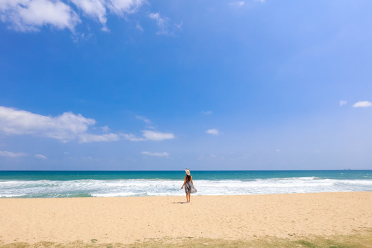 海边沙滩上看海的女人背影