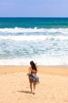 海边沙滩上看海的女人背影