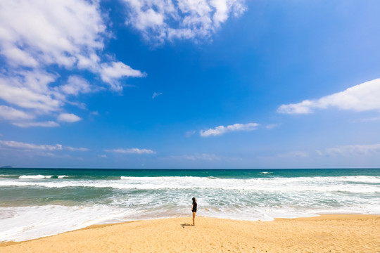 海边沙滩上看海的女人背影