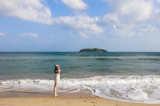 海边沙滩上看海的女人背影