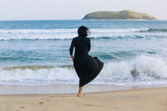 海边沙滩上看海的女人背影