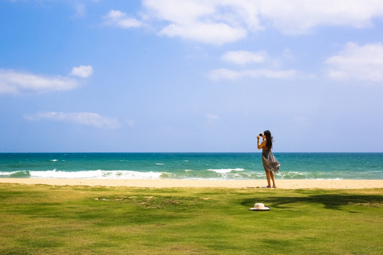 海边沙滩上看海的女人背影