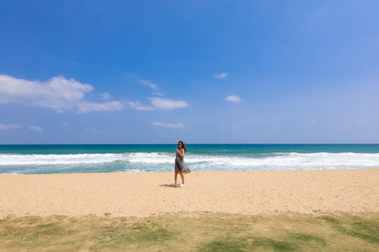 海边沙滩上的女人