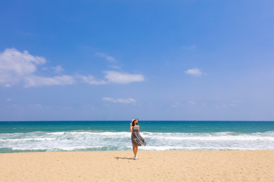 沙滩上看海的女孩