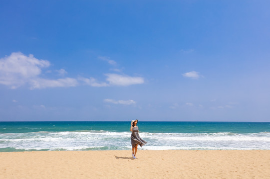 沙滩上看海的女孩