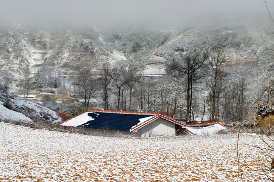 大凉山 彝族 村落 雪景