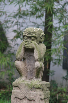 石雕捂住嘴巴的小猴子雕像