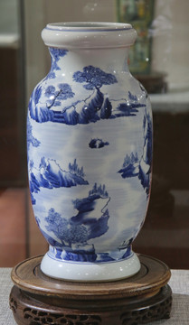 白地青花山水瓷瓶