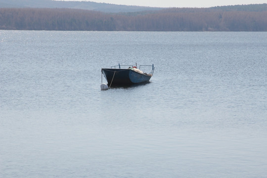 镜泊湖水面上的小渔船
