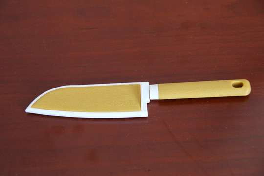 黄色带鞘水果刀