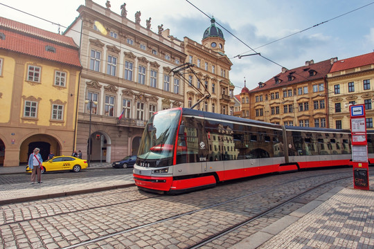 布拉格城中穿行的有轨电车