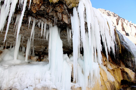 青海海北州门源雪山岗什卡七彩瀑