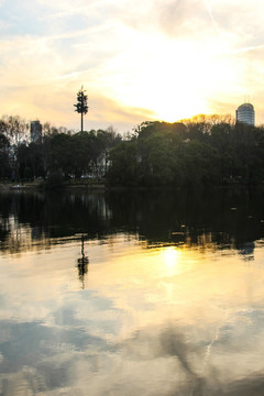 夕阳湖边美景