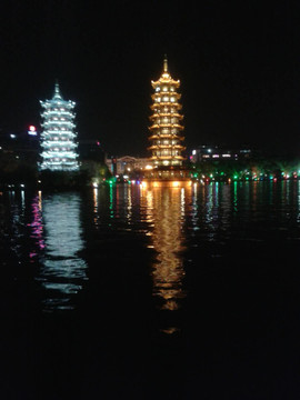 夜晚的桂林双塔