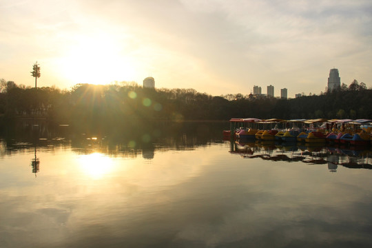 夕阳下的东湖游艇